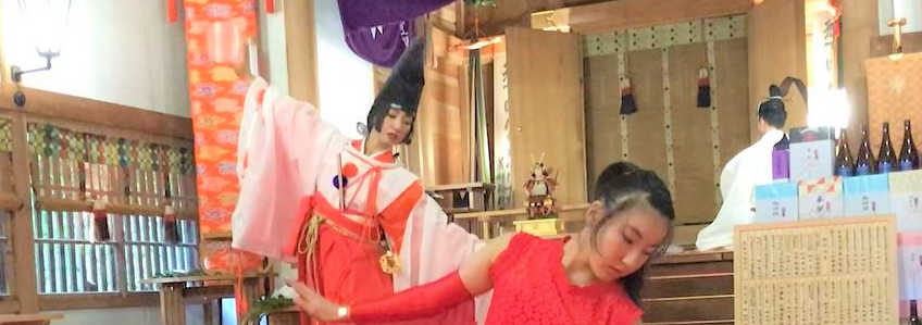 女性　踊り　神社　舞子
